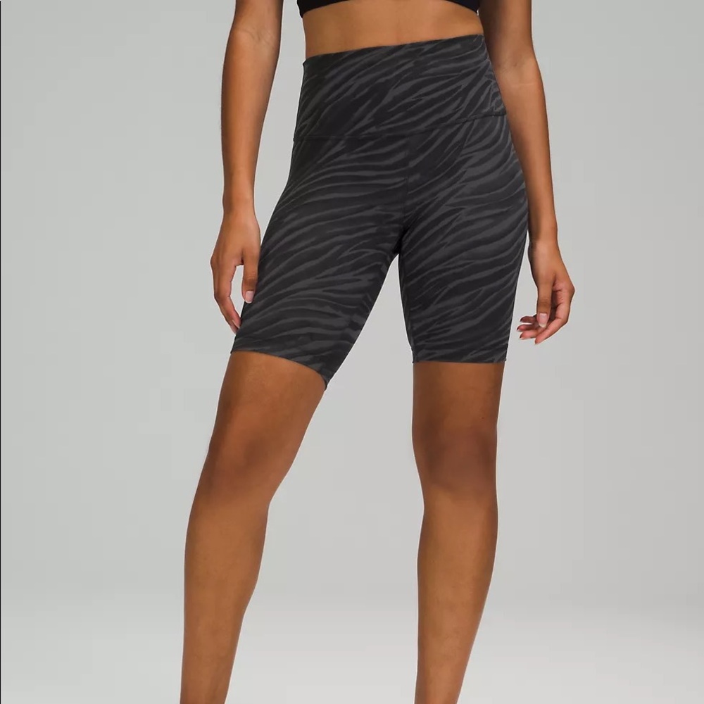 Wunder Train High Rise Short 8” - Le Tigre Camo Deep Coal